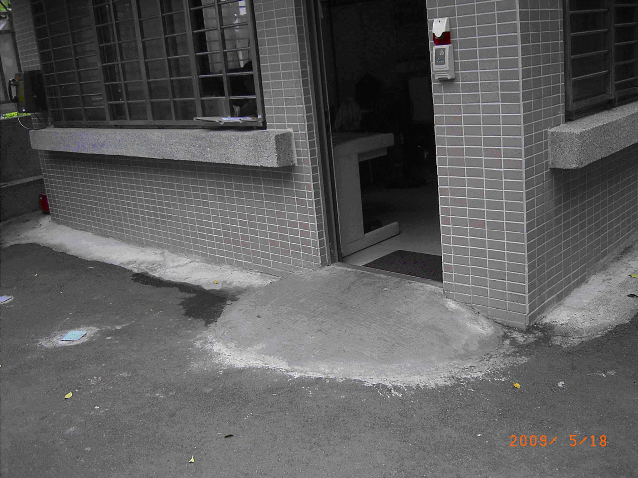 位於校門警衛室出入口門檻之小斜坡道